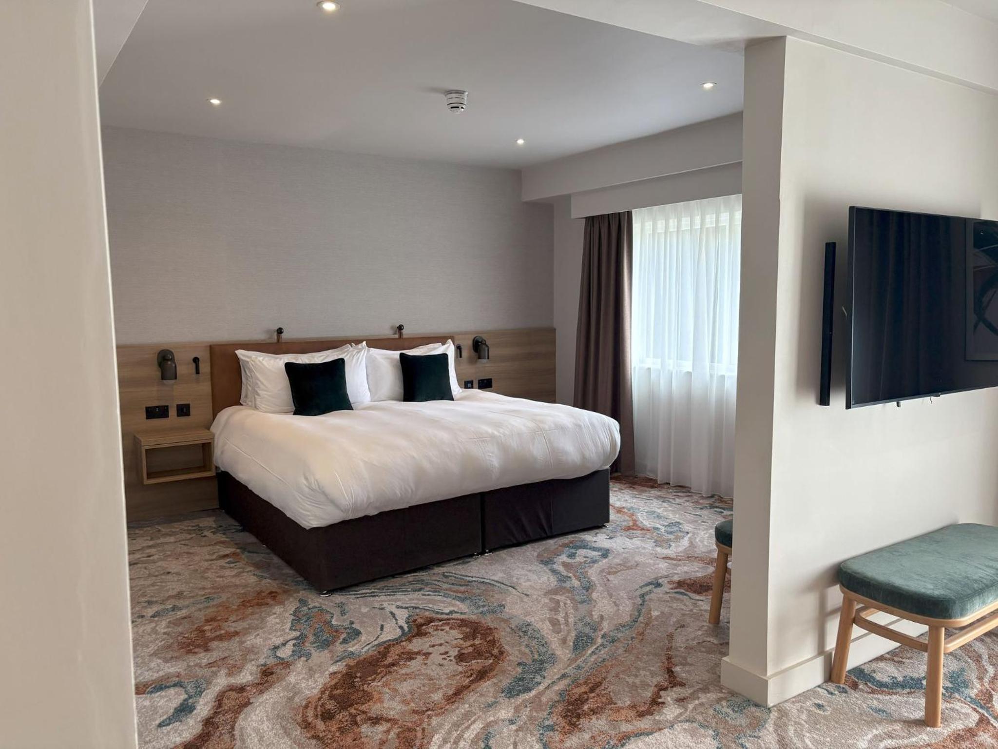 1 Bedroom, Suite, Bath and Shower
