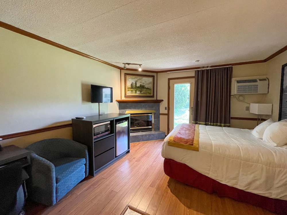 Super 8 by Wyndham Gananoque - Country Squire Resort 34/88