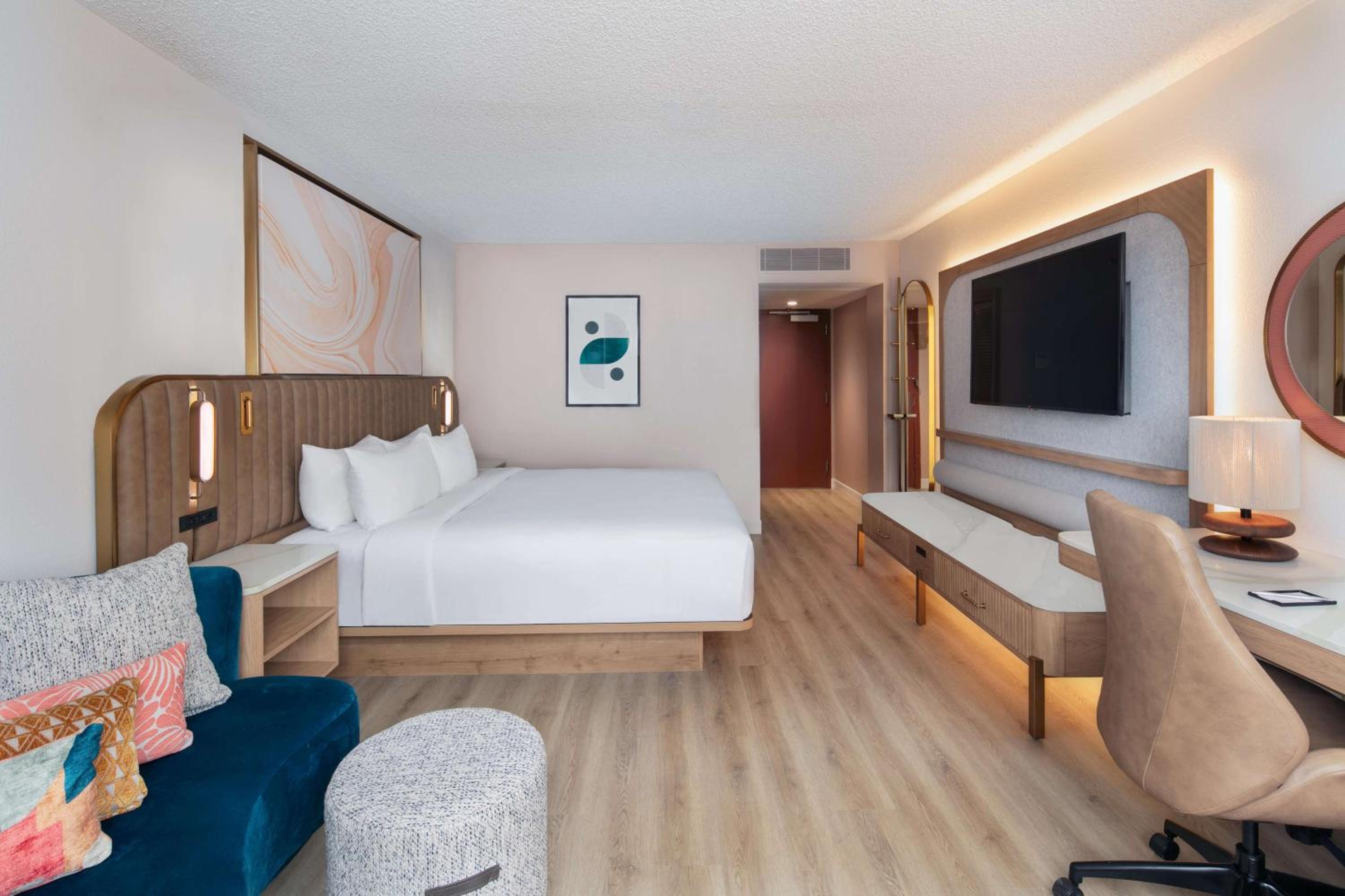 DELUXE, KING BED, BATHTUB, ACCESSIBLE