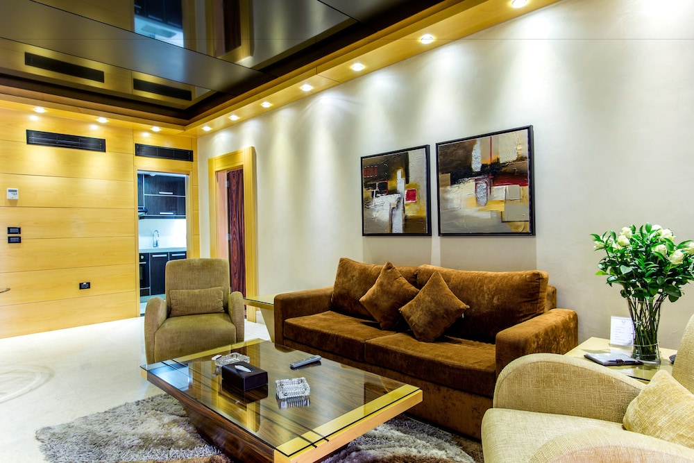 Lahoya Verdun, Beirut 33/50