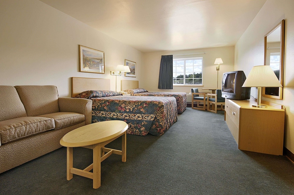 Super 8 by Wyndham Ava MO 18/24