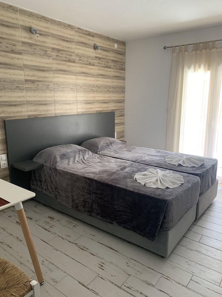 Polykratis Rooms 8/64