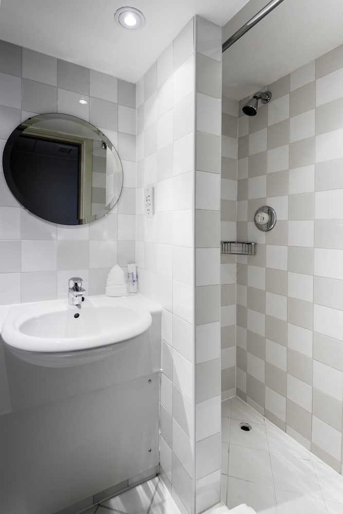 HOLIDAY INN GLASGOW AIRPORT 23/80