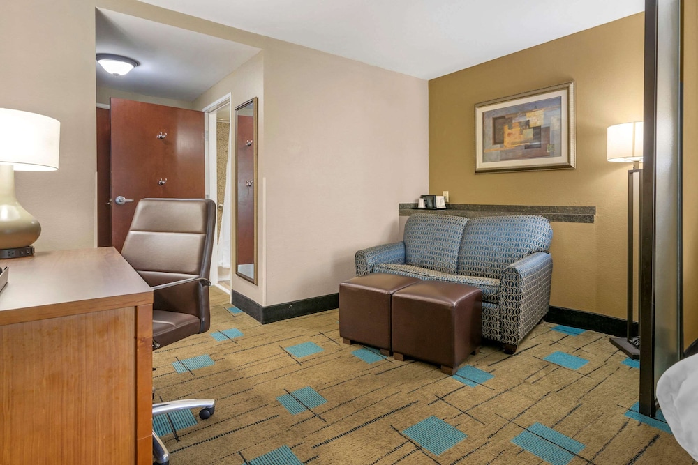 Comfort Suites Near McAs Beaufort 20/28