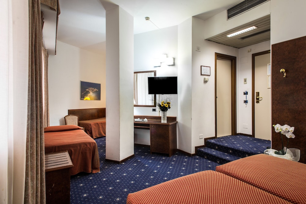Hotel Mirage 36/66