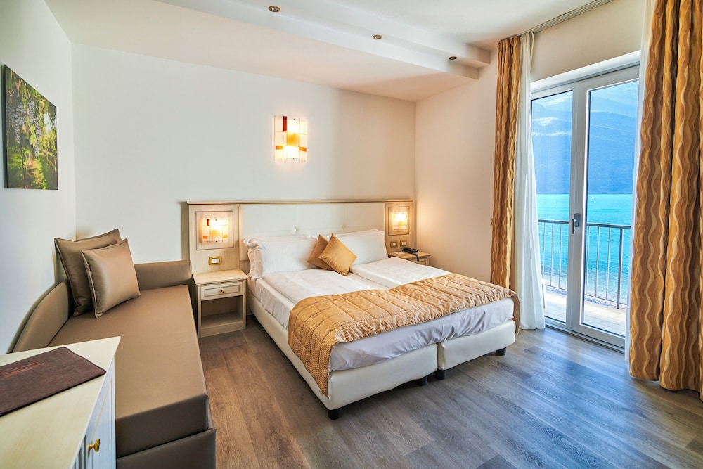 DELUXE, LAKE VIEW