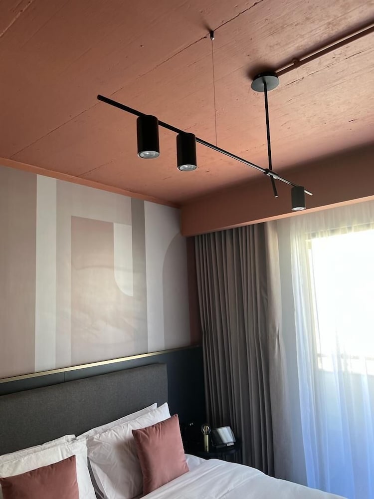 Eleven Apartments 8/23