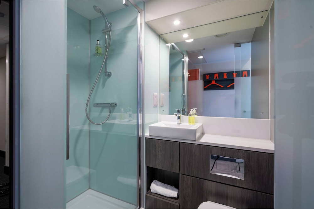 Family, Quadruple, Double and Twin Beds, No Window، easyHotel Sheffield City Centre 3/3