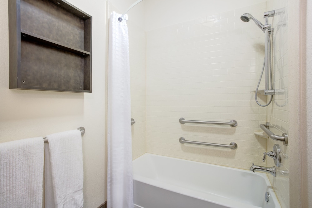 Candlewood Suites Cut Off 21/43
