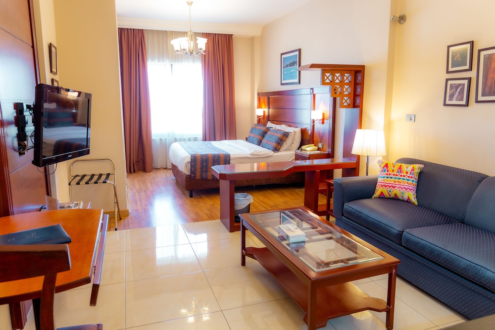 Comfort Hotel Suites 26/48