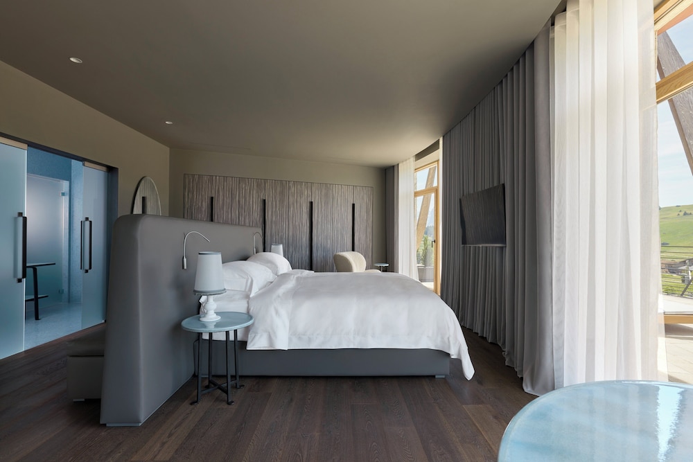 DELUXE, CHALET, SUITE