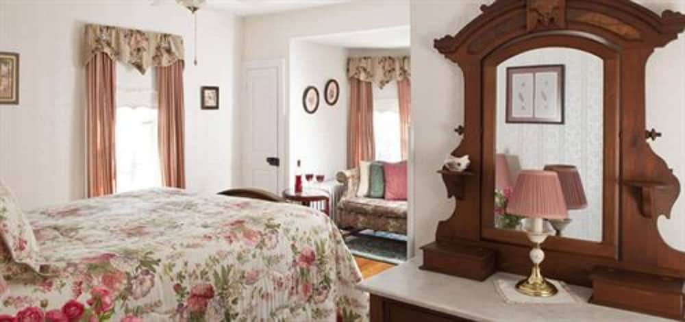 Queen Bed, South Wing