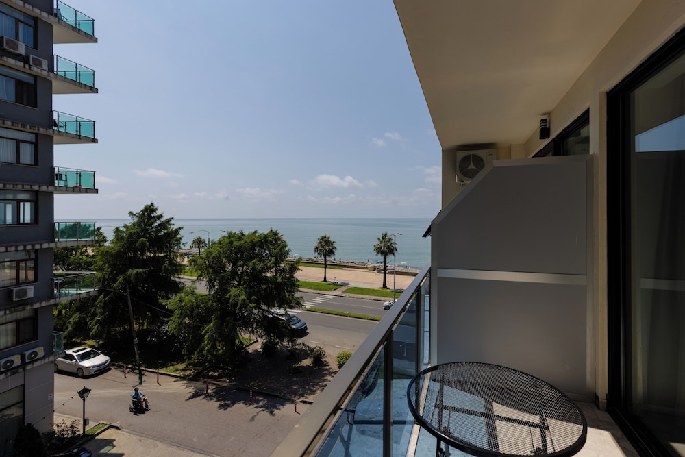 Aqua Batumi Hotel & Apartments 40/46