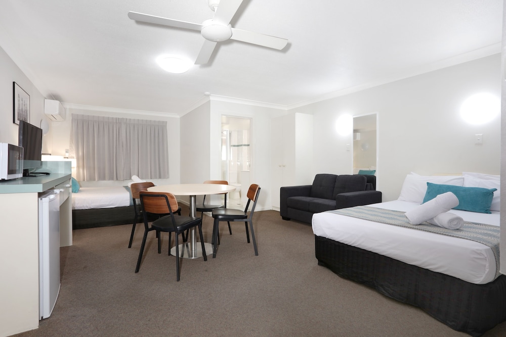 MOTEL, 1 QUEEN AND 1 DOUBLE BED