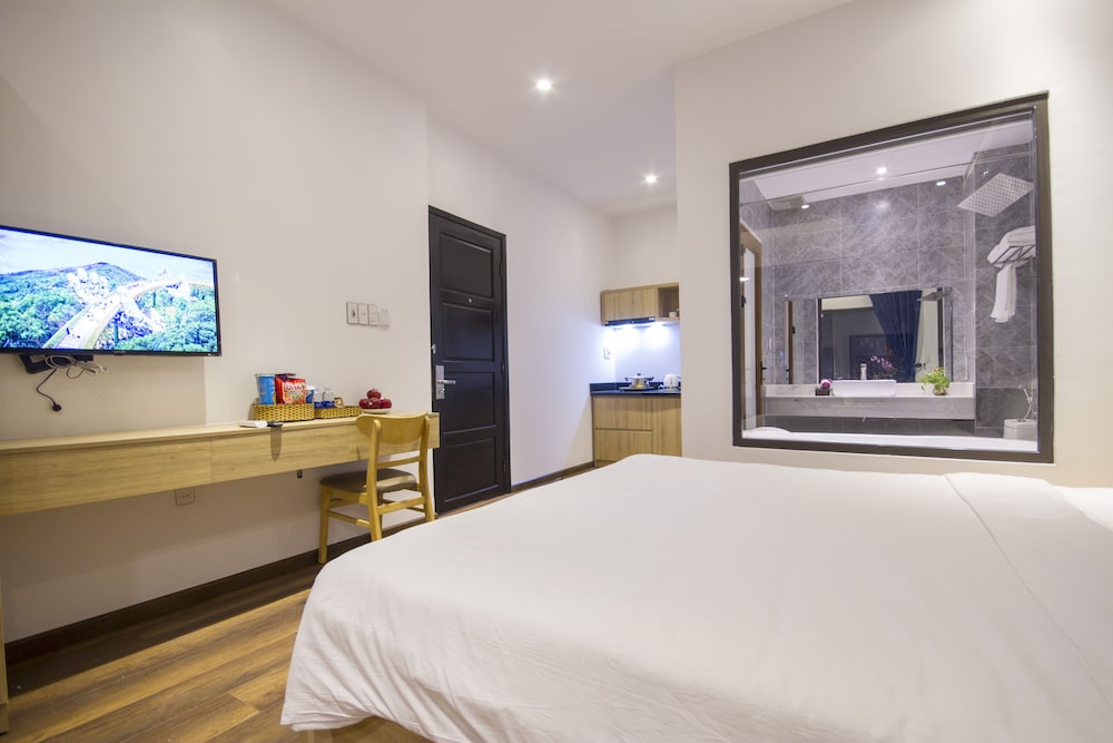 DELUXE, STUDIO, QUEEN BED, CITY VIEW, BATHTUB
