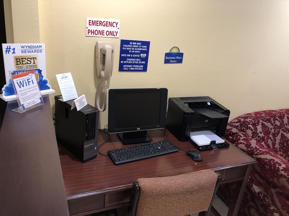 Days Inn & Suites by Wyndham Youngstown / Girard Ohio 32/39