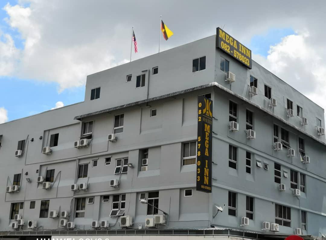 Mega Inn 4/38