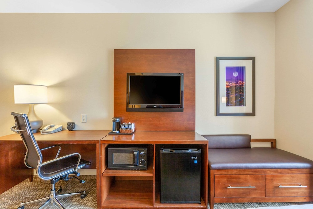 Comfort Suites Glendale State Farm Stadium Area 39/45