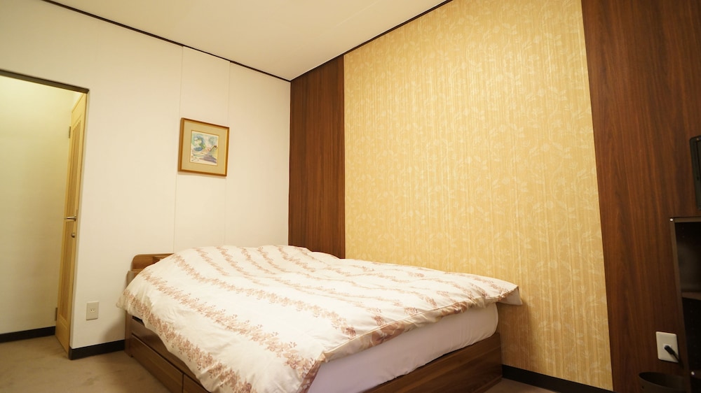 MODERN, DOUBLE BED, SHARED BATHROOM