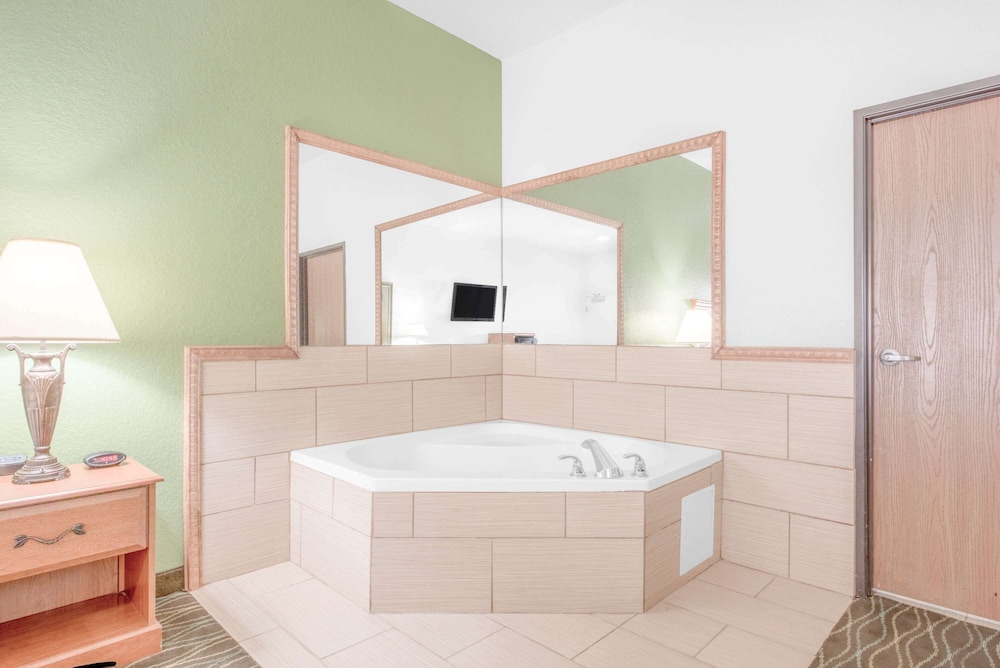 Baymont by Wyndham Pearsall 33/33
