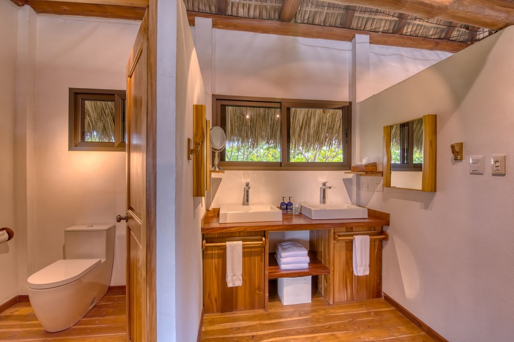 Isla Chiquita Glamping Hotel 50/50