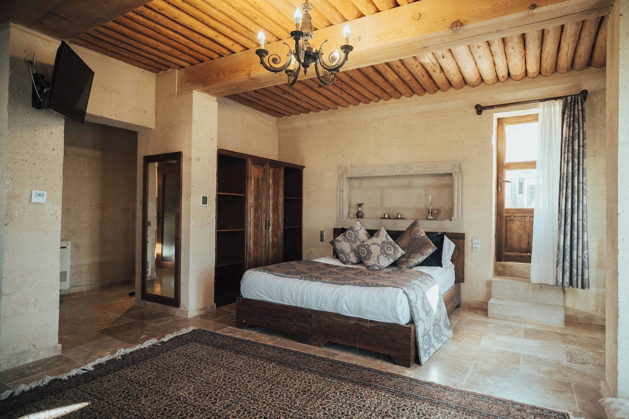 CAVE, SUITE, KING BED, HOT TUB