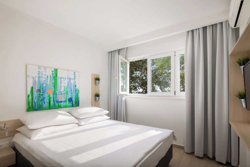 Superior, Suite, Queen Bed, Sea Side, Sofa, Balcony