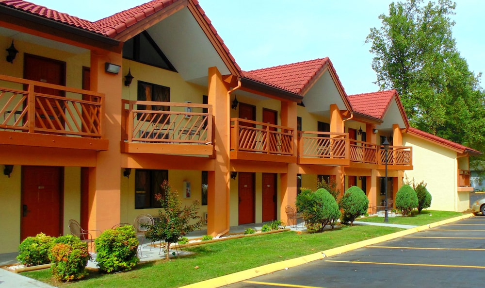 Super 8 by Wyndham Downtown Gatlinburg at Convention Center 7/23