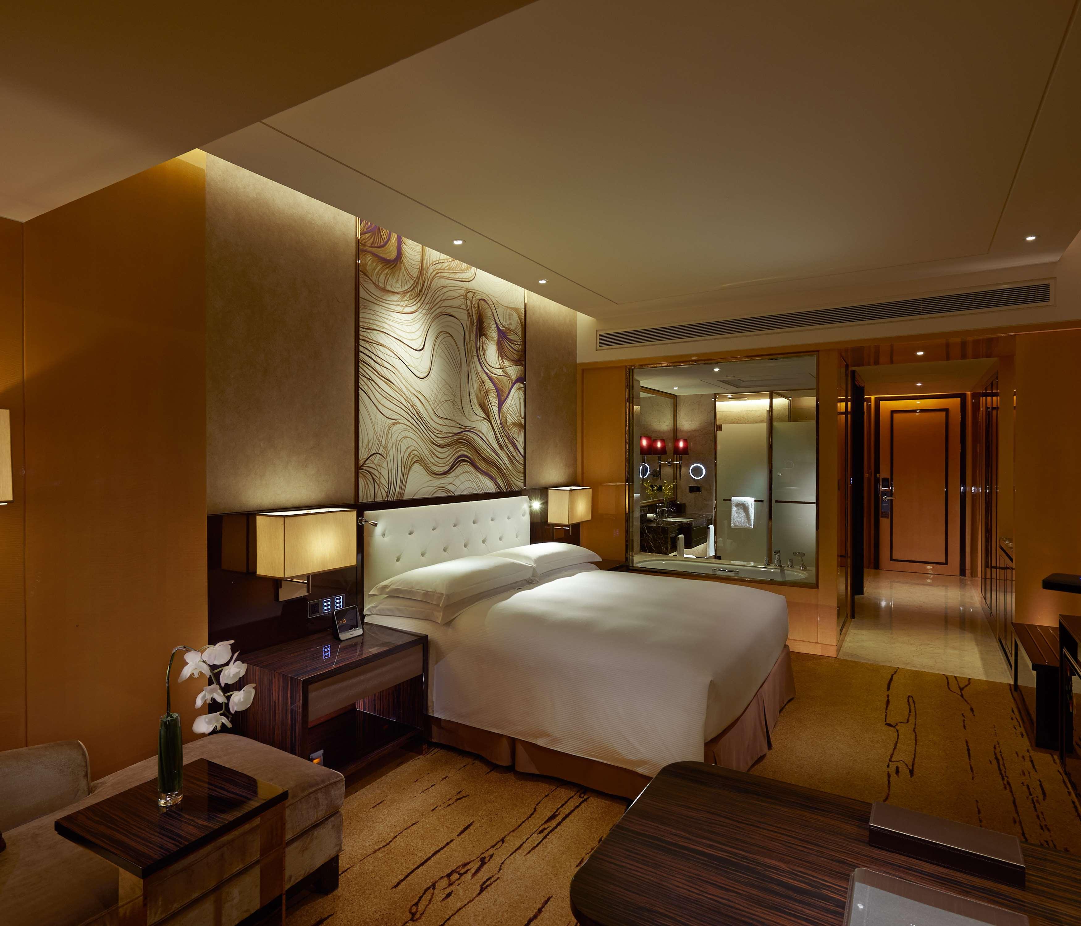 GUEST ROOM, EXECUTIVE, KING BED, LOUNGE ACCESS