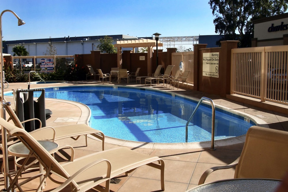 Hampton Inn Suites Seal Beach 4/32