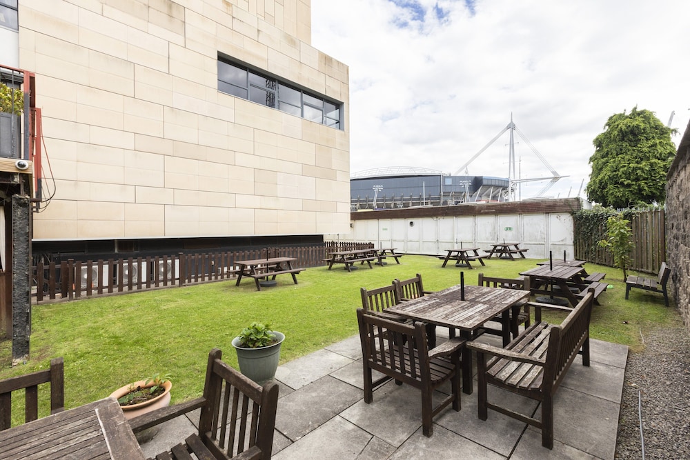 HOLIDAY INN CARDIFF CITY CENTRE 42/64