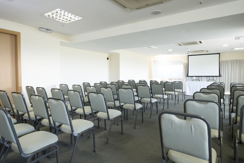 Golden Tulip Macae 28/36
