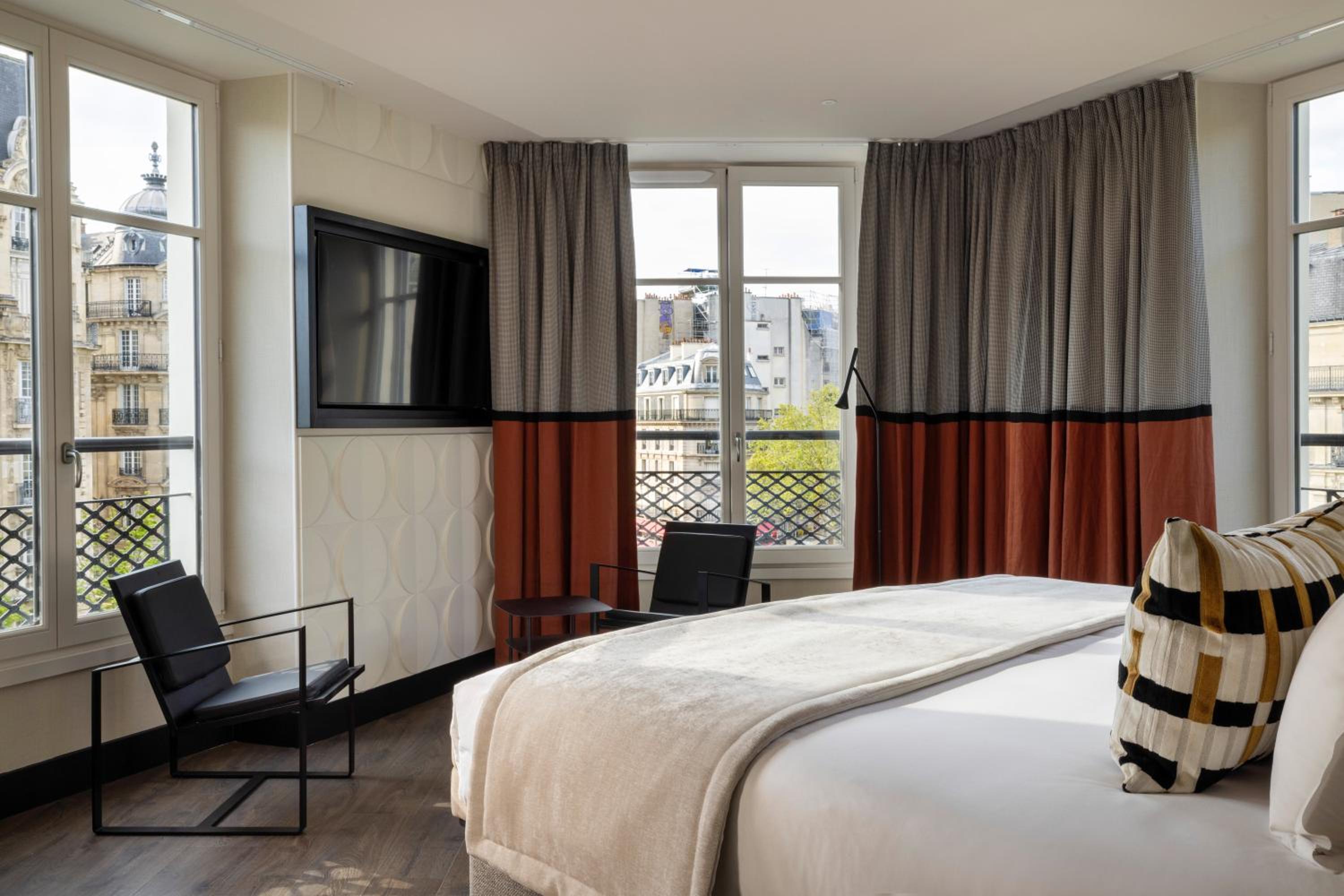 Junior Suite, Queen Bed, Eiffel View