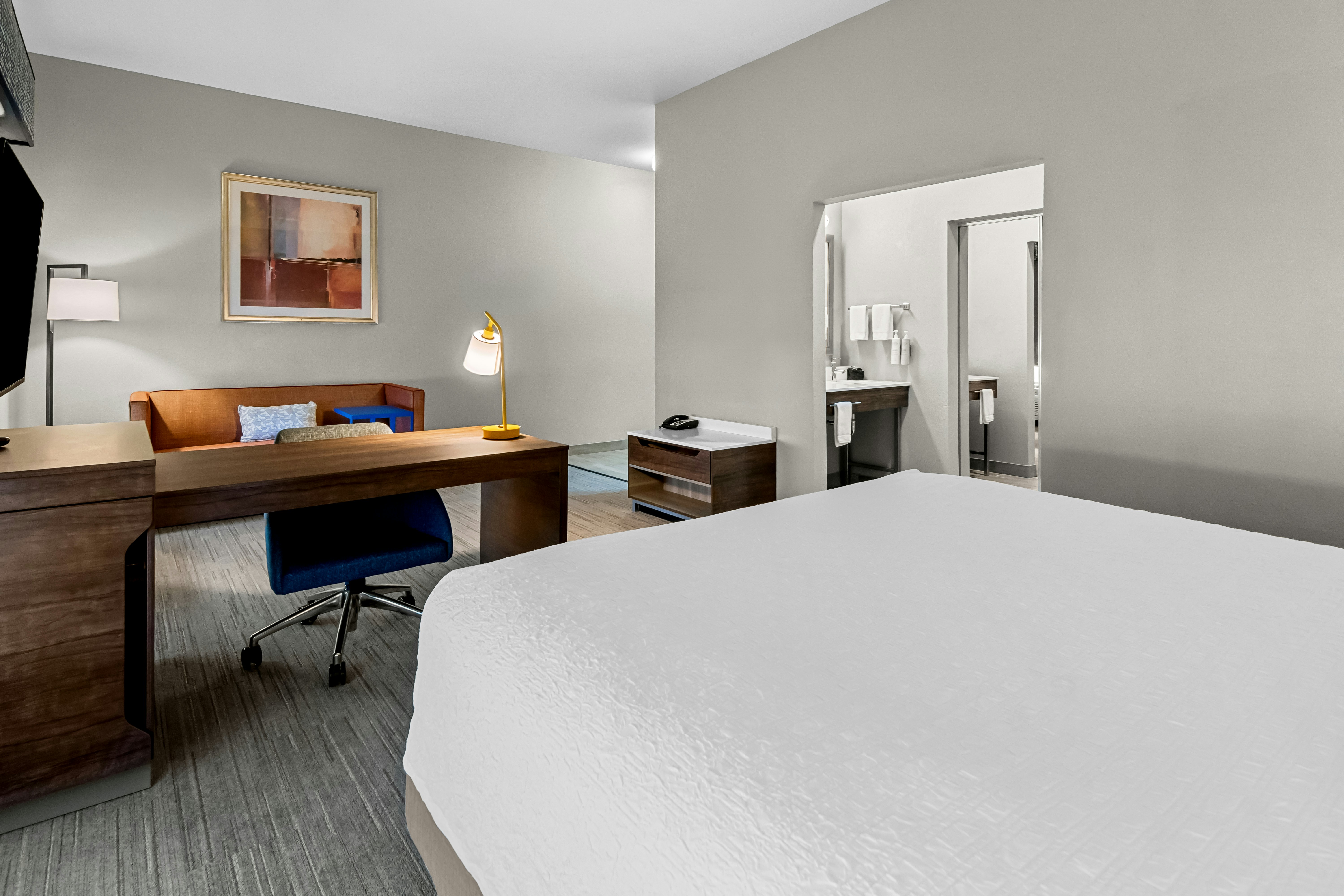 STUDIO, SUITE, KING BED