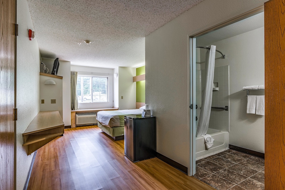 Motel6 Charlotte, NC - University 44/45