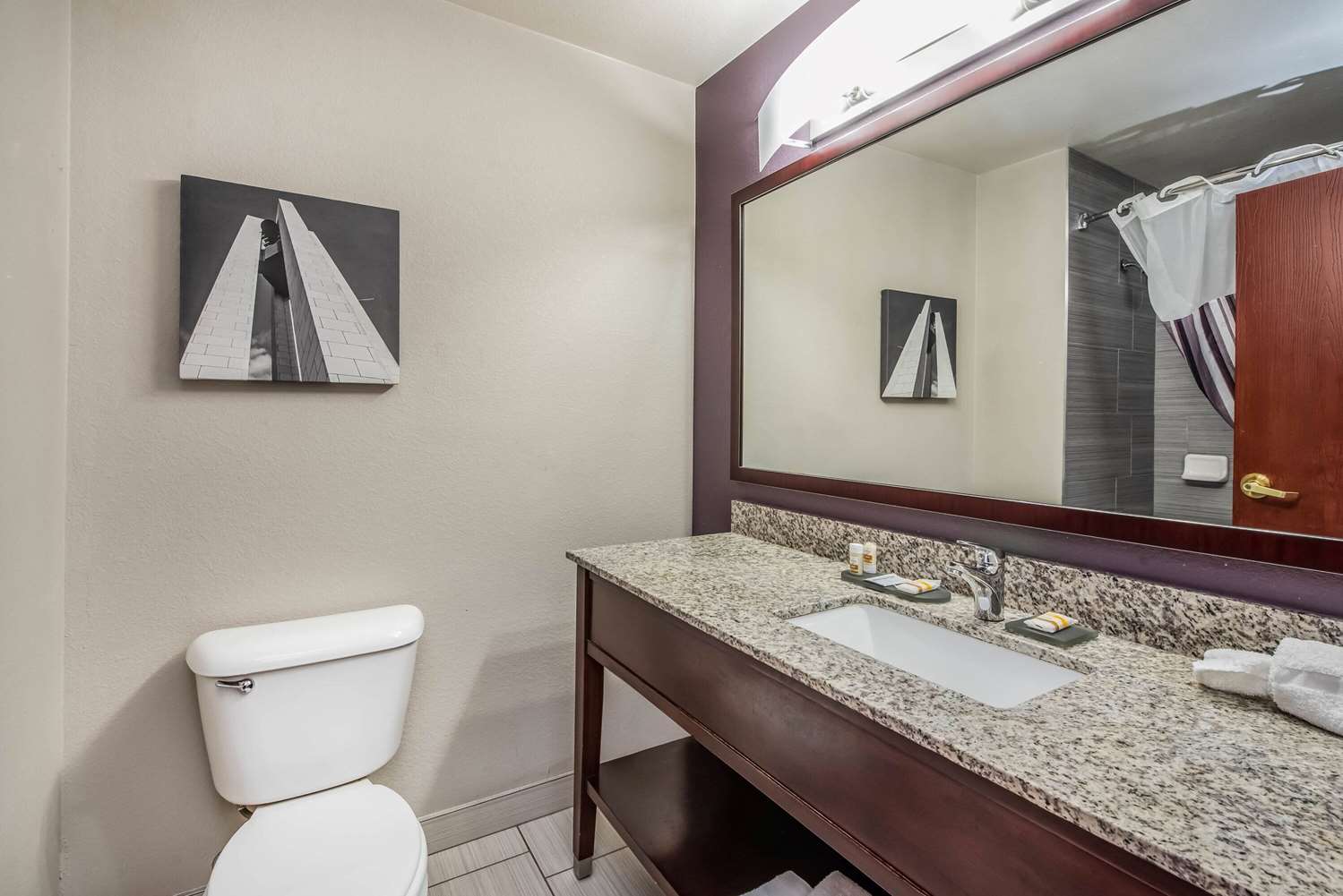 La Quinta Inn & Suites by Wyndham Fairborn Wright-Patterson 48/50