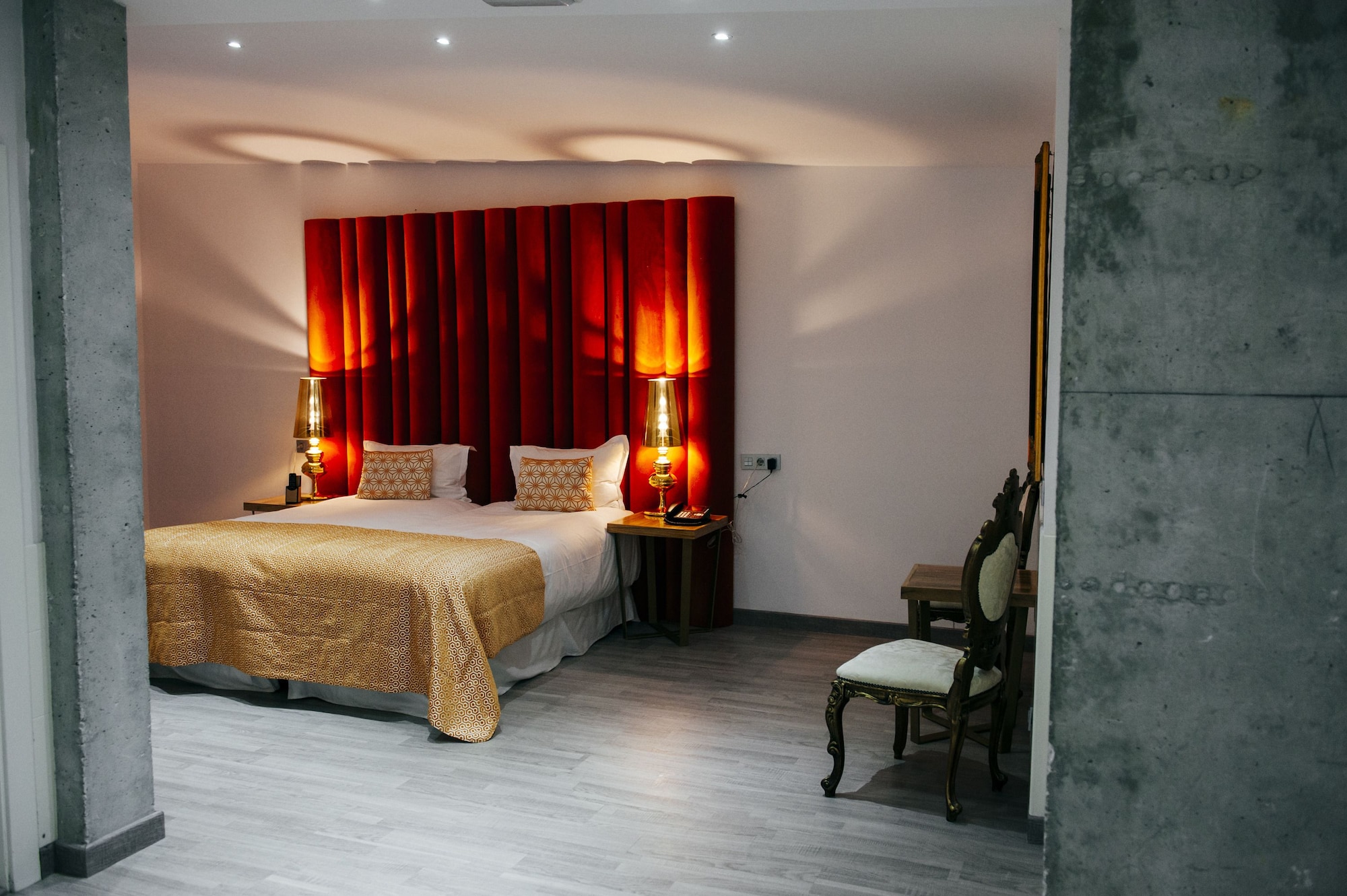 ROOM, TWIN BEDS, INTERIOR VIEW