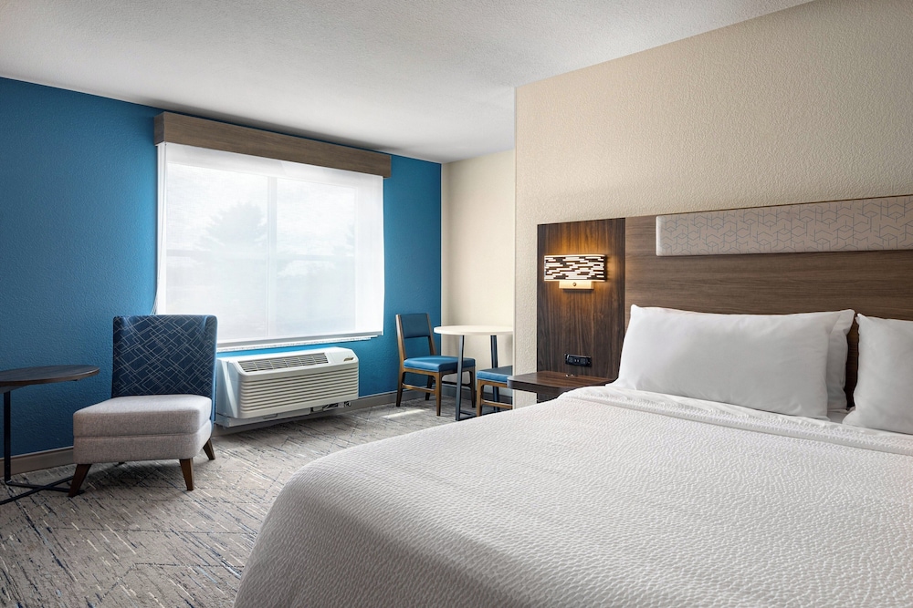 جناح بسرير كينج بغرفة نوم واحدة مع أريكة، Holiday Inn Express Richmond by IHG 2/6