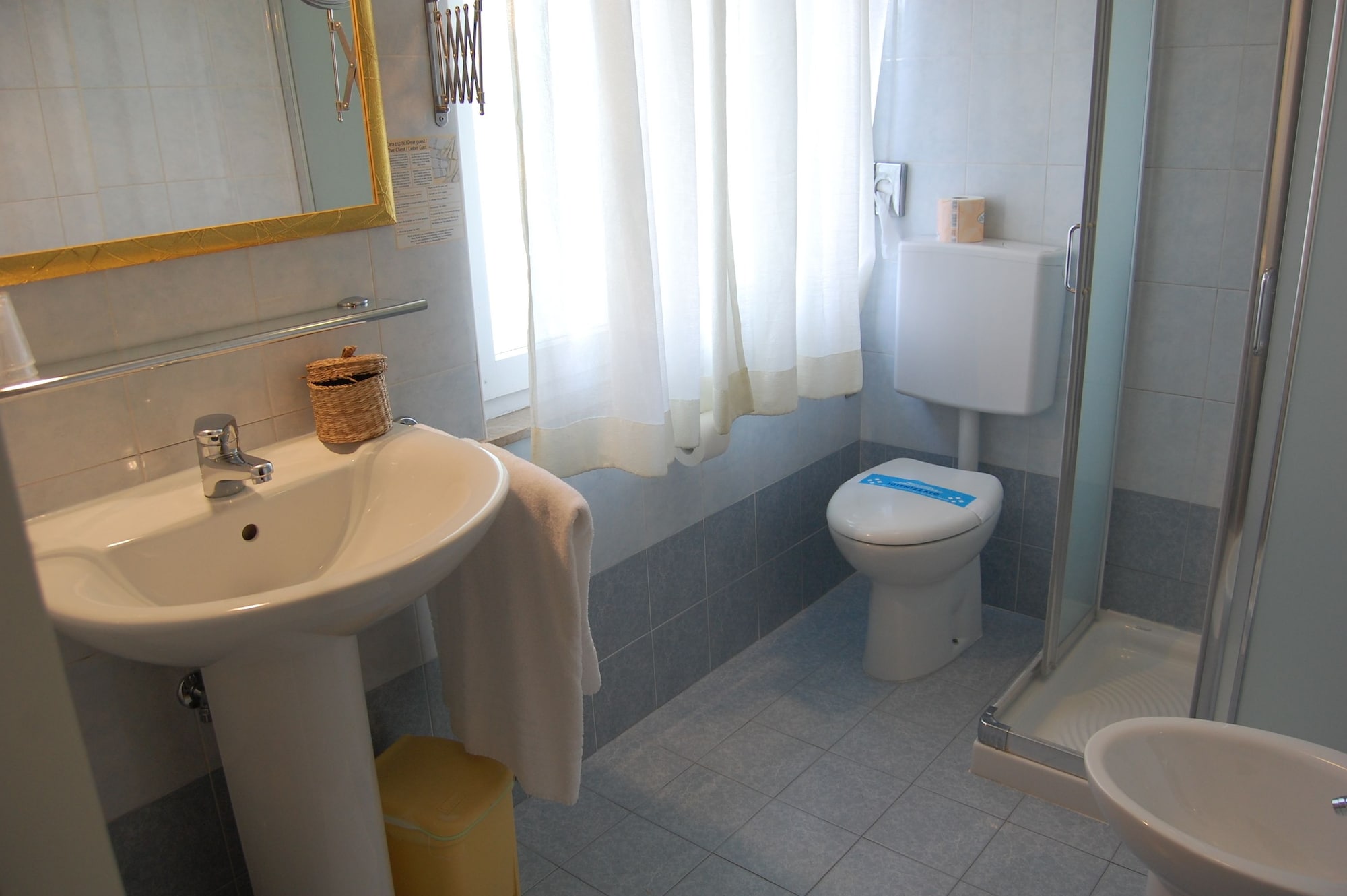 ROOM, SINGLE
