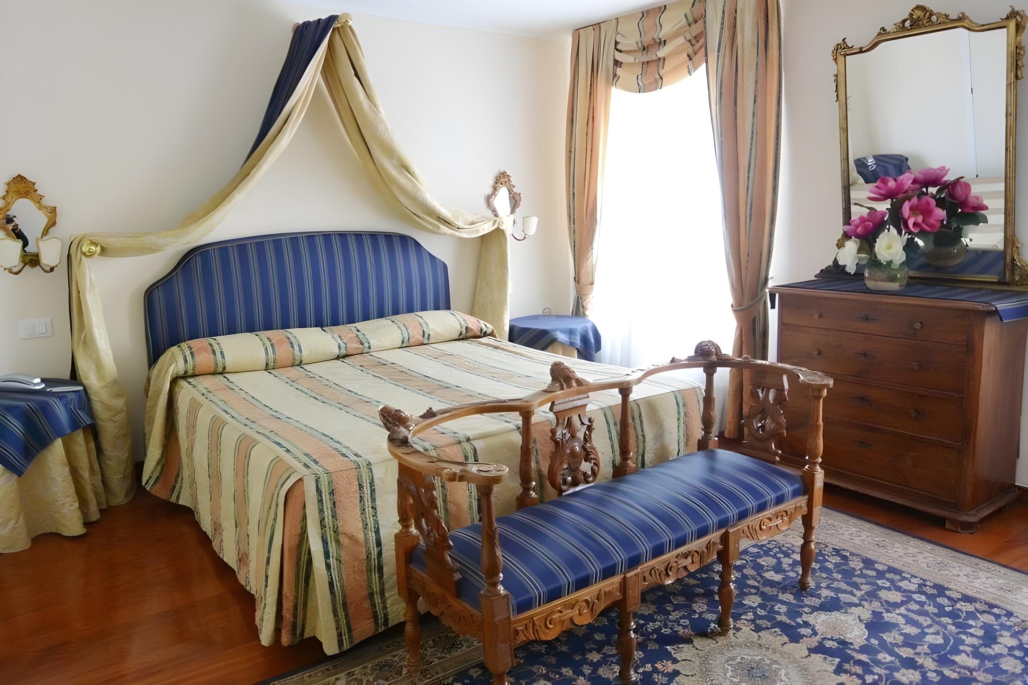 ROOM, DOUBLE BED