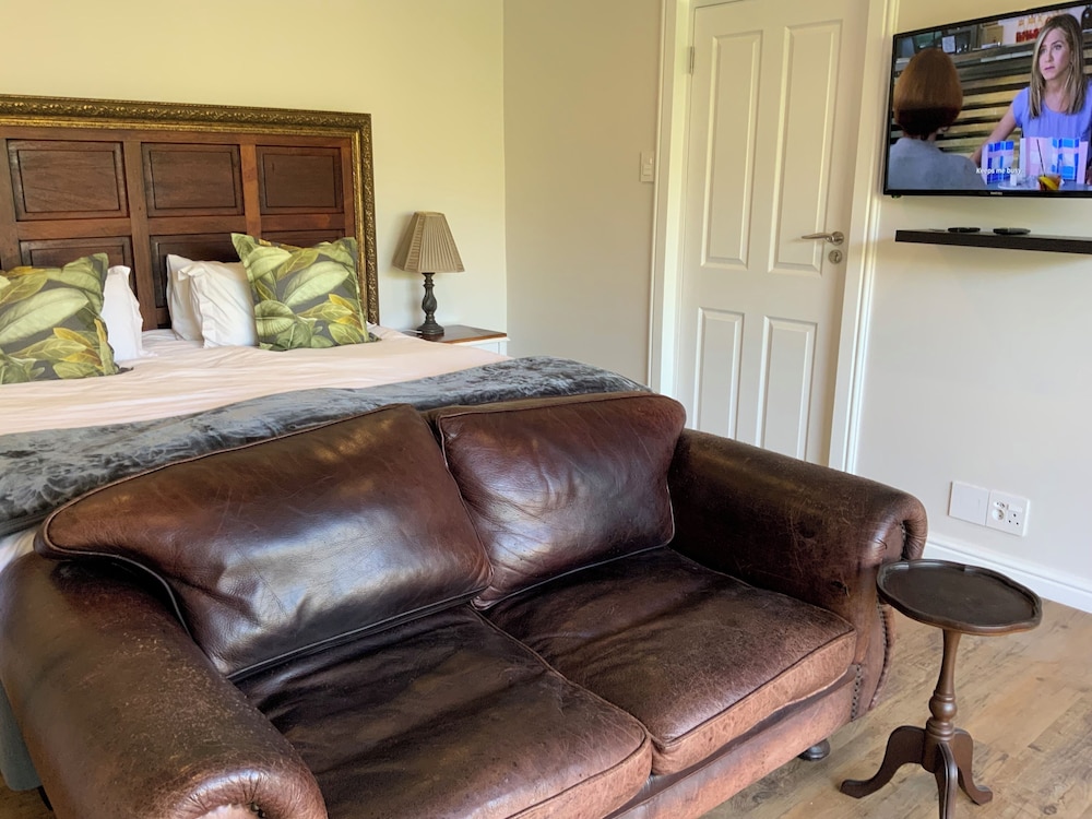 Deluxe, Executive, King Bed, Goblin S Mead 3/8