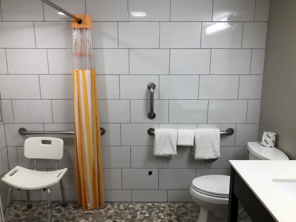 La Quinta Inn & Suites by Wyndham Minneapolis Northwest 13/39