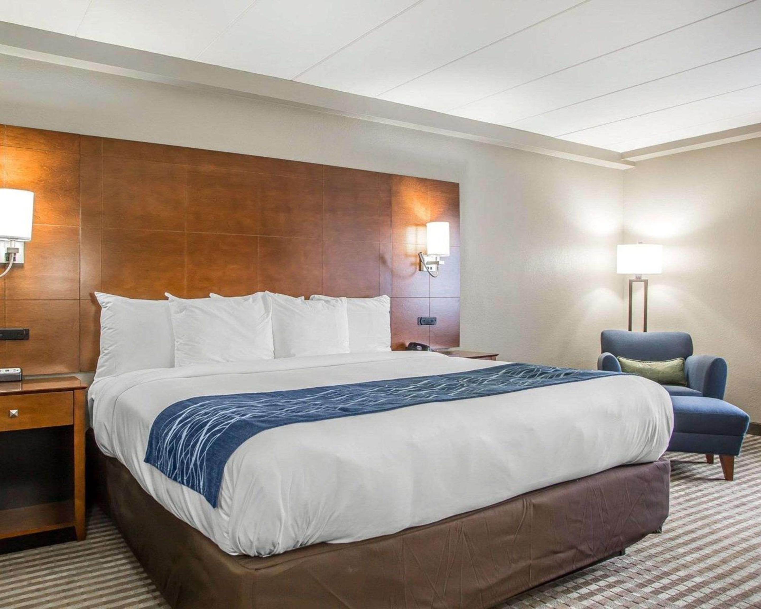غرفة قياسية بسرير كينج بحوض استحمام لذوي الإعاقة