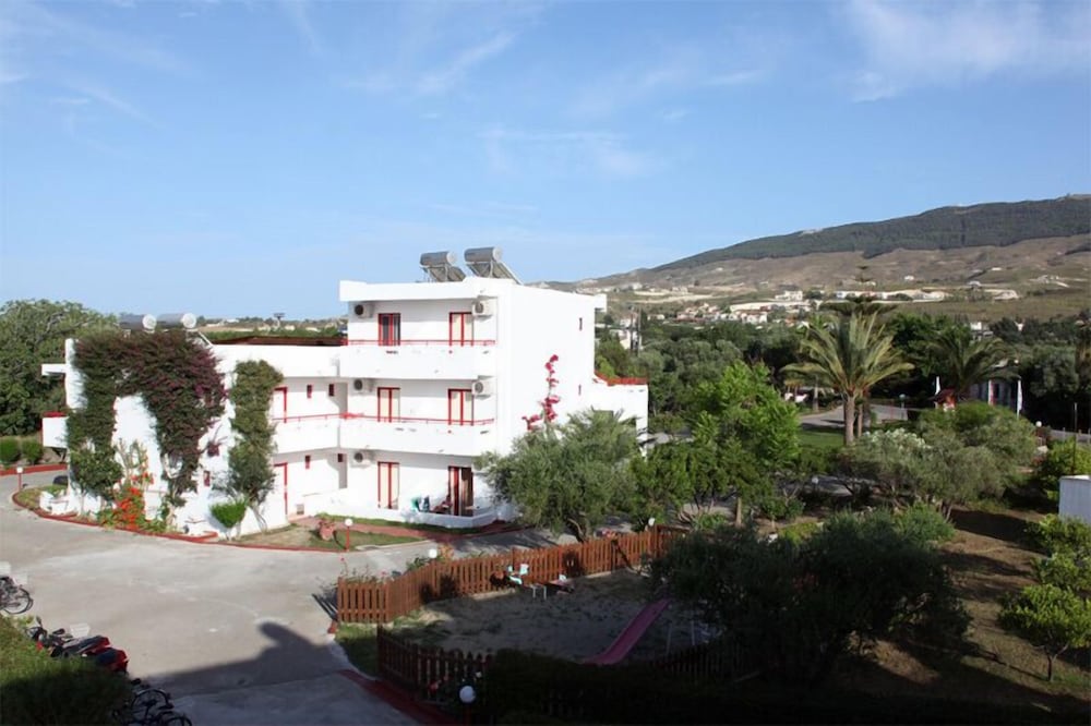 Sandys Studios Apartments And Log Villas 4/46