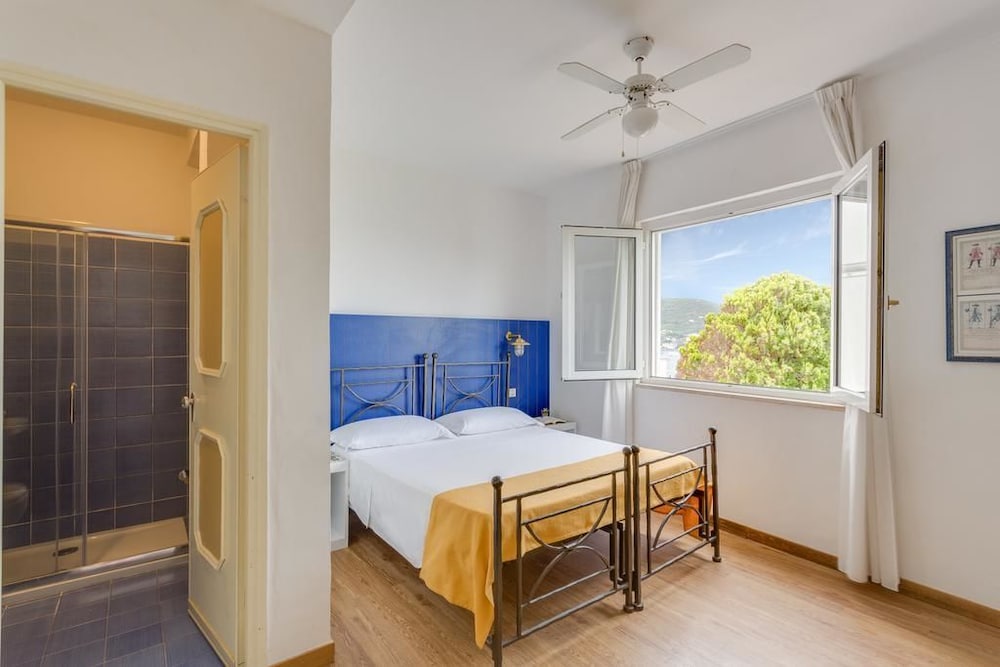 Hotel Torre Dei Borboni 40/72
