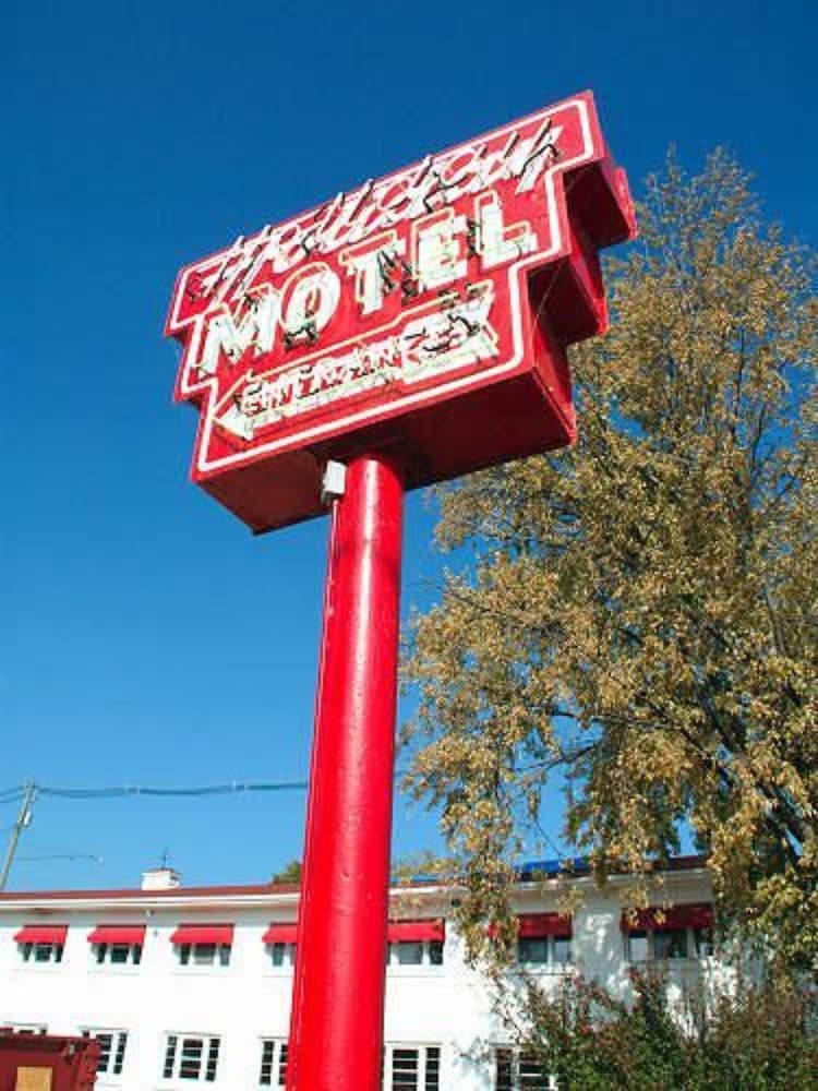 Holiday Music Motel 44/64