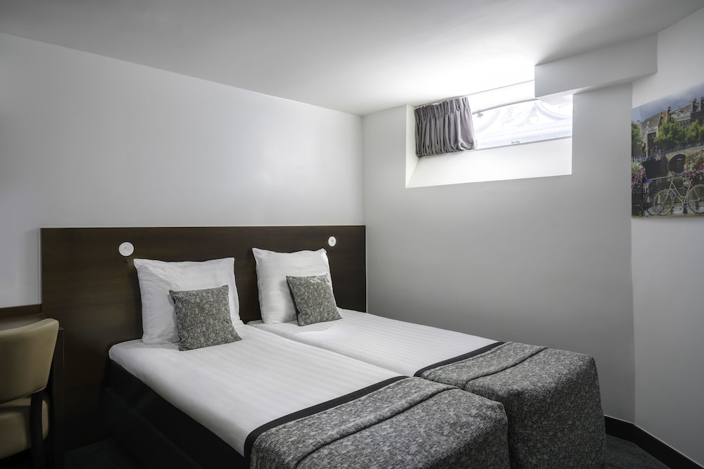 BASEMENT, TWIN BEDS