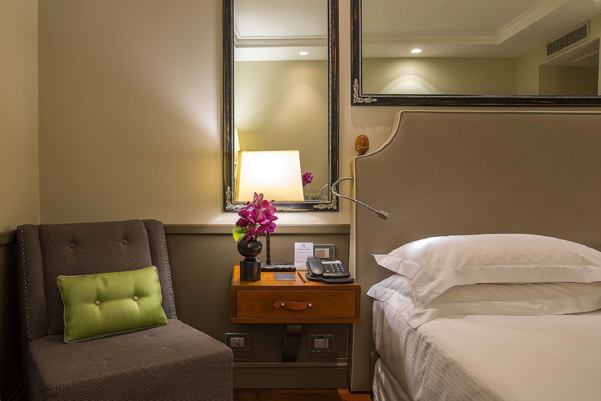 ROOM, SINGLE