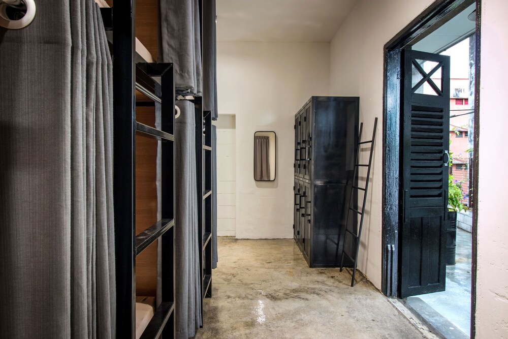 The Brownstone Hostel & Space 25/50