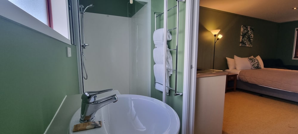 Canoe Safaris Lodge 27/28